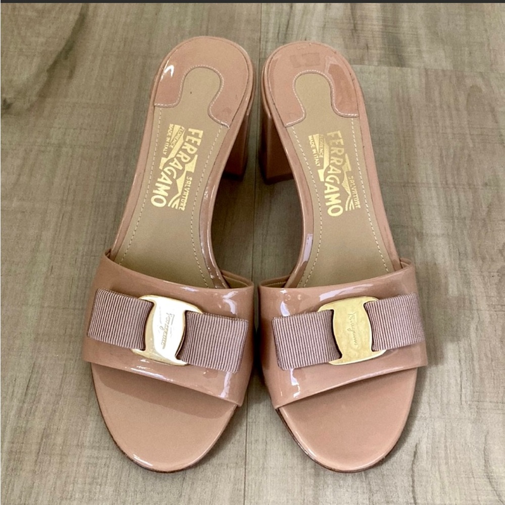 Authentic Salvatore Ferragamo nude bow slides sandals  5B